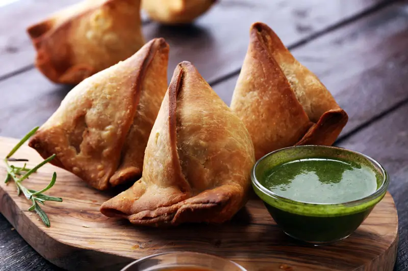 samosa with mint chatni